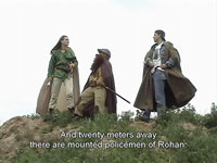 Aragorn und Gimli lauschen, was Legolas' Elbenohren hren.