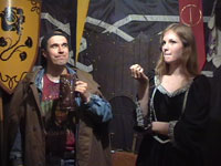 Aragorn geniet den Drink von Eowyn.